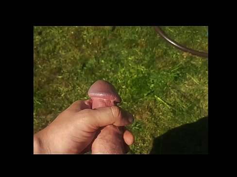 ❤️ Vroča lepotica dobi svojo rožnato pičko, ki jo jebe, in se zraven cmeri s curkom na poletnem vrtu ❤️❌ Porn video pri nas ❌️